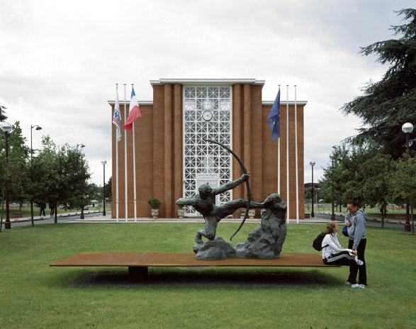 El nuevo pedestal por Heracles Arquero