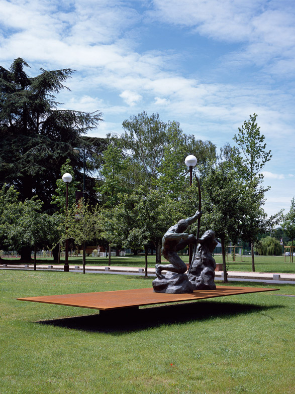 El nuevo pedestal por Heracles Arquero